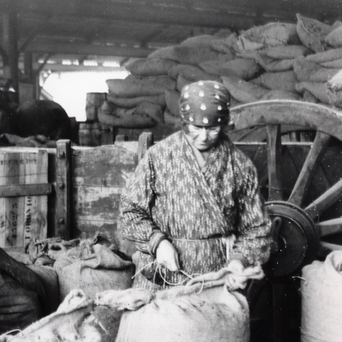 Zakkennaaister in de haven van Antwerpen, jaren 1920 (Foto Amsab-ISG)