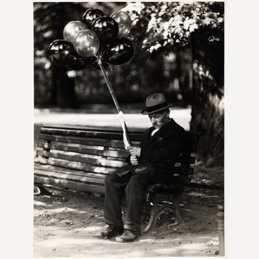 Studio Stone - Man op een bankje in de Berlijnse Tiergarten -  fo028455